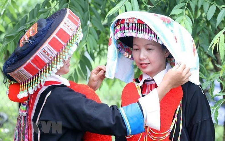 Lung Slang Village is inhabited entirely by Dao people, with distinctive wedding customs. The gown of the bride is embroidered by hand while the bridegroom wears an indigo attire and a beret. The wedding is celebrated with the sounds of Dao pipes.