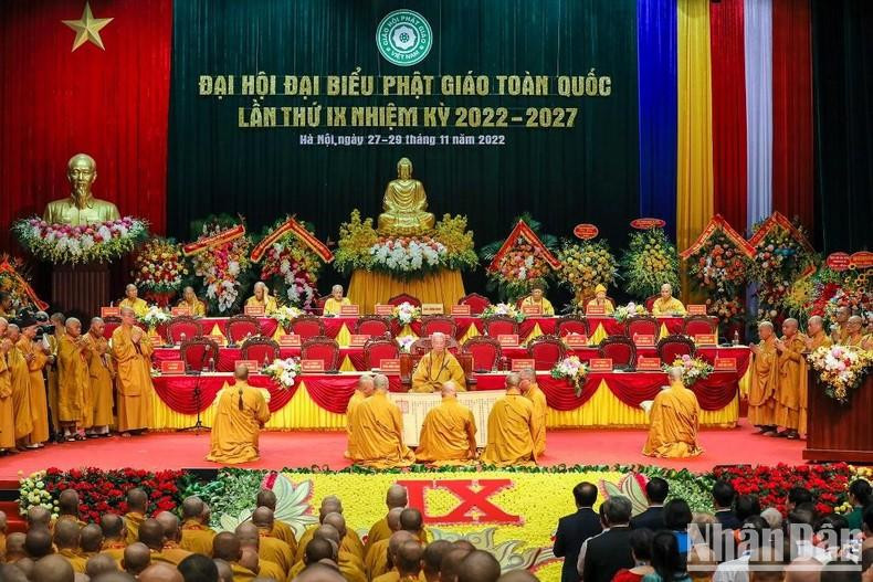 The Most Venerable Thich Le Trang offers congratulations to Supreme Patriarch Thich Tri Quang.