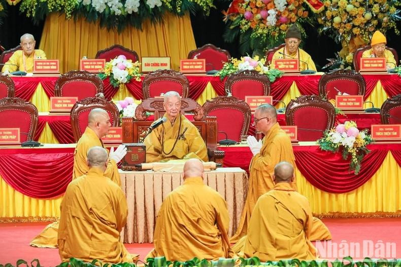 The fourth Supreme Patriarch makes blessings before Congress.