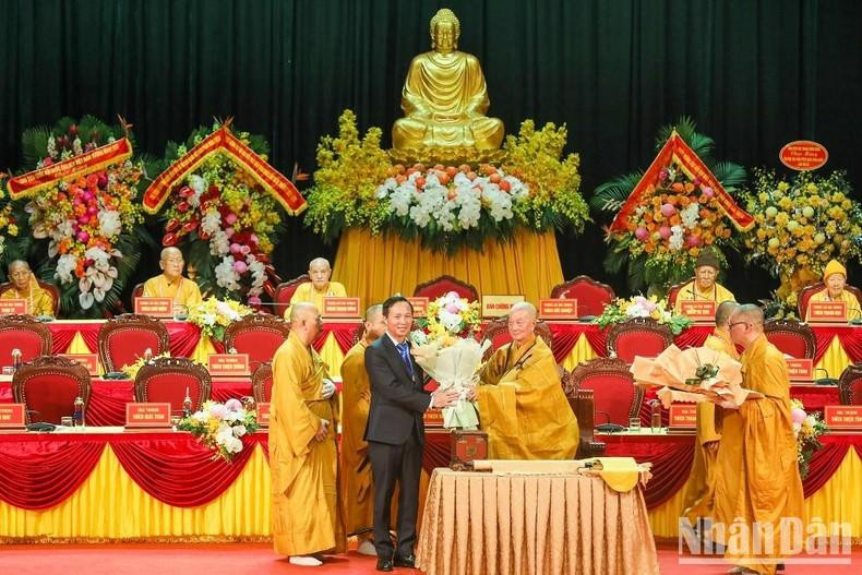 Head of the Government Committee for Religious Affairs Vu Hoai Bac congratulates the Most Venerable Thich Tri Quang, on his promotion to the Supreme Patriarch of the VBS.