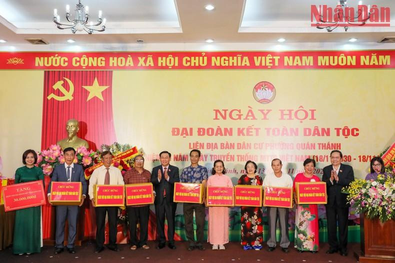 National Assembly Chairman Vuong Dinh Hue and Vice Chairman Tran Thanh Man present gifts to Quan Thanh Ward. National Assembly Chairman Vuong Dinh Hue and Vice Chairman Tran Thanh Man present gifts to Quan Thanh Ward.