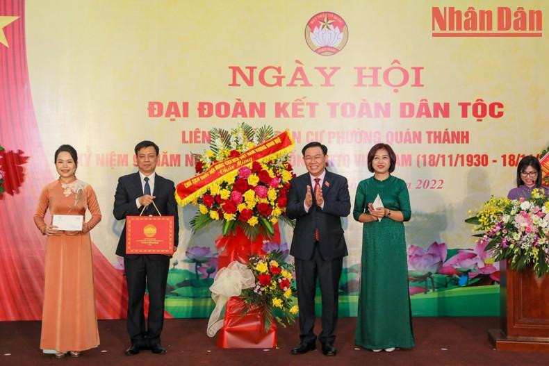 National Assembly Chairman Vuong Dinh Hue presents flowers to congratulate the great national unity festival in Quan Thanh Ward. National Assembly Chairman Vuong Dinh Hue presents flowers to congratulate the great national unity festival in Quan Thanh Ward.