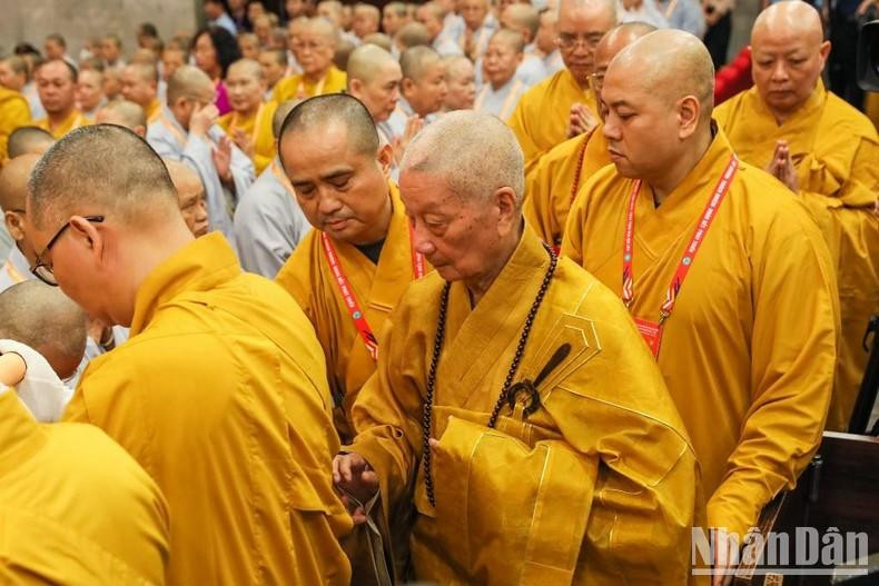 The fourth Supreme Patriarch of the VBS walks to the stage of the Vietnam-Soviet Cultural Palace.