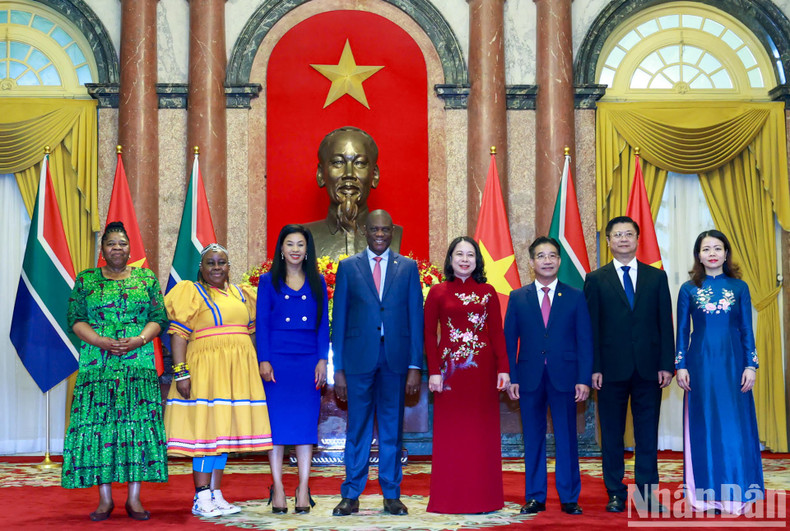 Vice President Vo Thi Anh Xuan and South African Vice President Paul Mashatile pose for a photo with the two countries’ delegates. Vice President Vo Thi Anh Xuan and South African Vice President Paul Mashatile pose for a photo with the two countries’ delegates.