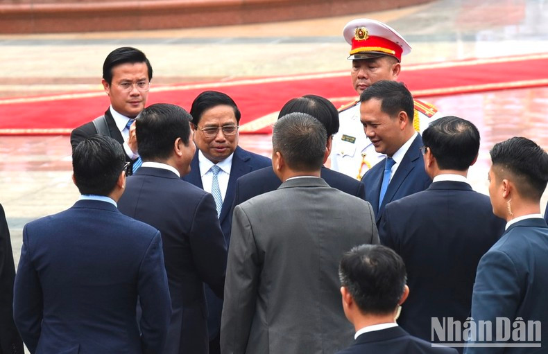 Prime Minister Pham Minh Chinh introduces members of the Vietnamese government to Cambodian PM Hun Manet.