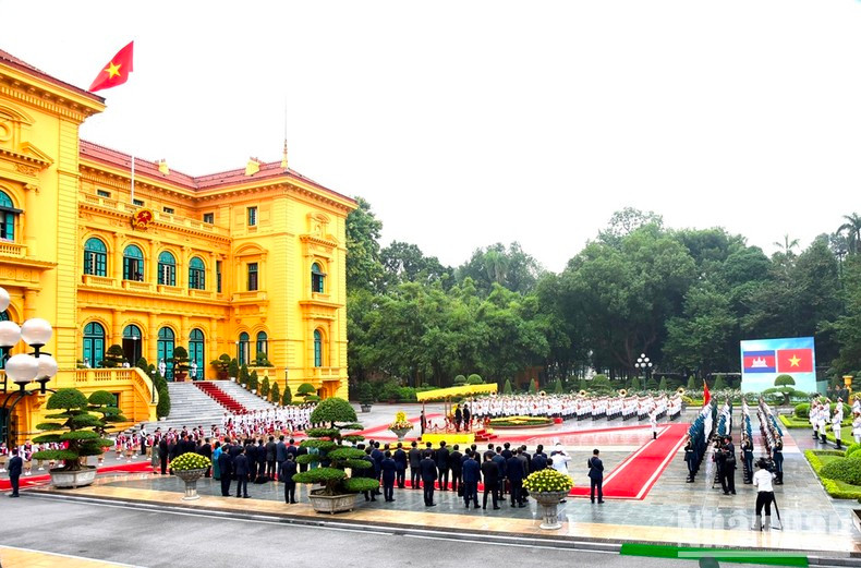 Prime Minister Pham Minh Chinh hosts the welcome ceremony for Cambodian Prime Minister Hun Manet.