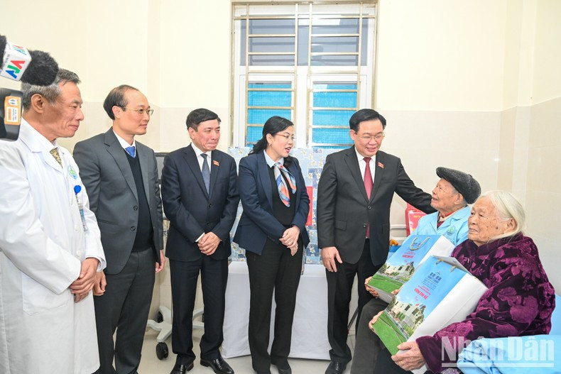 National Assembly Chairman Vuong Dinh Hue visits two revolutionaries who are receiving healthcare at Dinh Hoa General Hospital. National Assembly Chairman Vuong Dinh Hue visits two revolutionaries who are receiving healthcare at Dinh Hoa General Hospital.