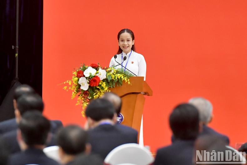 Le Nguyet Quynh, a student of the Foreign Language Specialised School under the Vietnam National University-Hanoi, speaks at the event.