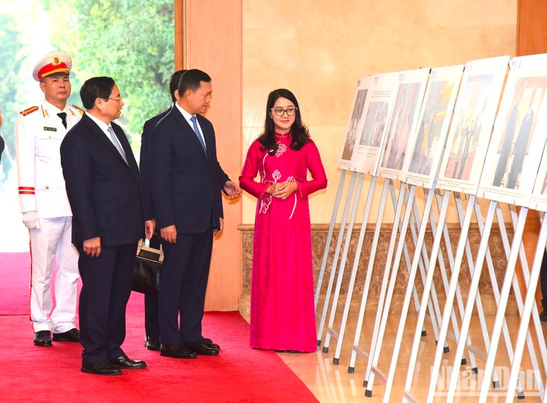 Prime Minister Pham Minh Chinh and his Cambodian counterpart Hun Manet visit a photo exhibition on bilateral relations.