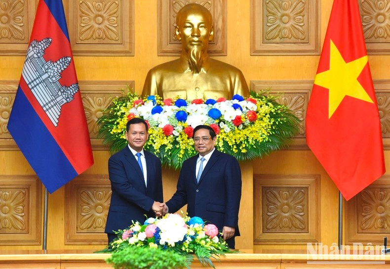 Prime Minister Pham Minh Chinh and his Cambodian counterpart Hun Manet.