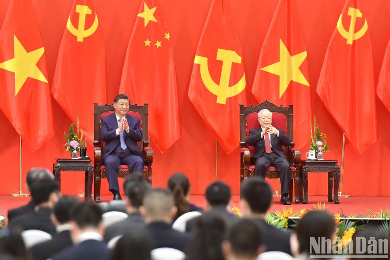 General Secretary Nguyen Phu Trong and Chinese General Secretary and President Xi Jinping at the meeting with intellectuals and young people of Vietnam and China.