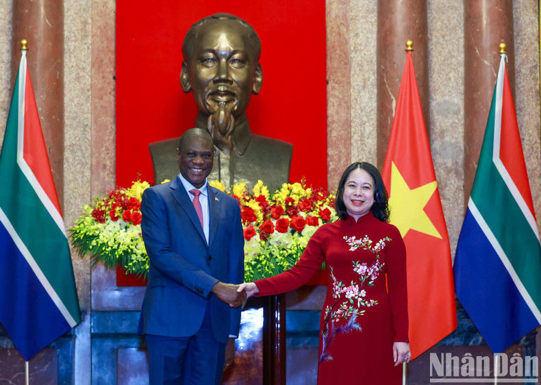 Vice President Vo Thi Anh Xuan and her South African counterpart at the welcome ceremony. Vice President Vo Thi Anh Xuan and her South African counterpart at the welcome ceremony.