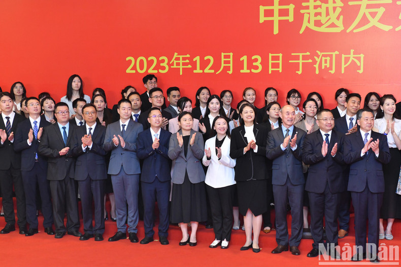 Intellectuals and young people welcome General Secretary Nguyen Phu Trong, Chinese General Secretary and President Xi Jinping, and their spouses to the meeting.