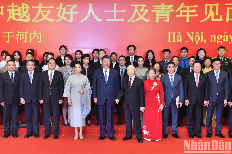 General Secretary Nguyen Phu Trong and his spouse, Chinese General Secretary and President Xi Jinping and his spouse, and delegates at the event.