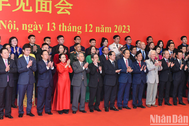 Intellectuals and young people welcome General Secretary Nguyen Phu Trong, Chinese General Secretary and President Xi Jinping, and their spouses to the meeting.