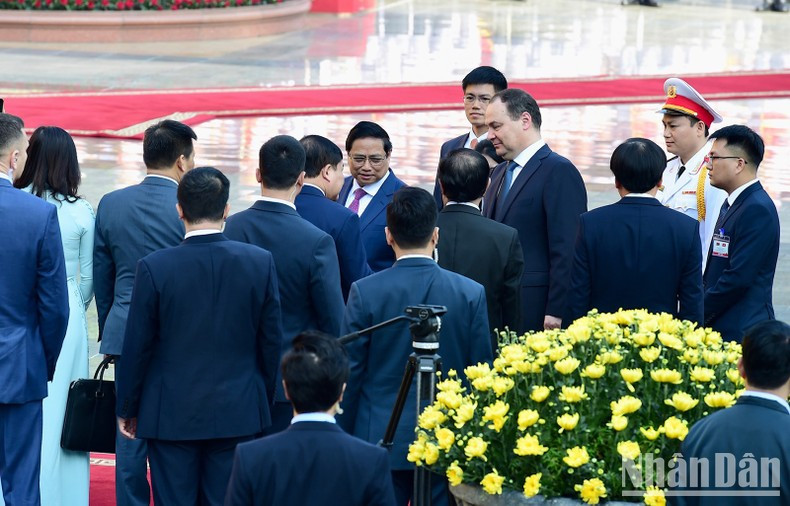 Prime Minister Pham Minh Chinh introduces members of the Vietnamese delegation to Belarusian Prime Minister Roman Golovchenko.