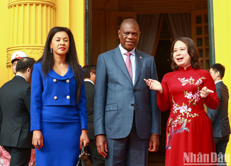 Vice President Vo Thi Anh Xuan discusses with her South African counterpart Paul Mashatile and his spouse. Vice President Vo Thi Anh Xuan discusses with her South African counterpart Paul Mashatile and his spouse.