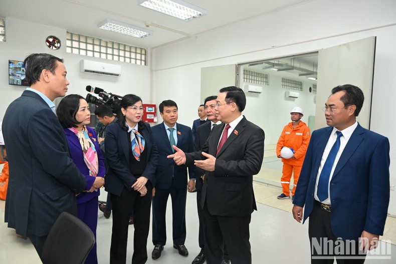 National Assembly Chairman Vuong Dinh Hue visits the operation centre of the Dinh Hoa Substation. National Assembly Chairman Vuong Dinh Hue visits the operation centre of the Dinh Hoa Substation.