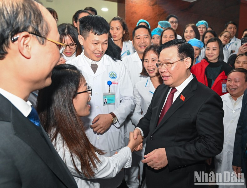 National Assembly Chairman Vuong Dinh Hue talks with doctors and nurses of Dinh Hoa General Hospital. National Assembly Chairman Vuong Dinh Hue talks with doctors and nurses of Dinh Hoa General Hospital.
