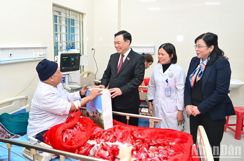 National Assembly Chairman Vuong Dinh Hue visits and presents gifts to patients at Dinh Hoa General Hospital. National Assembly Chairman Vuong Dinh Hue visits and presents gifts to patients at Dinh Hoa General Hospital.