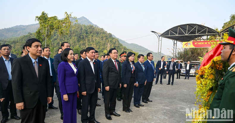 National Assembly Chairman Vuong Dinh Hue and the working delegation offer flowers to President Ho Chi Minh at the ATK Dinh Hoa historical site. National Assembly Chairman Vuong Dinh Hue and the working delegation offer flowers to President Ho Chi Minh at the ATK Dinh Hoa historical site.