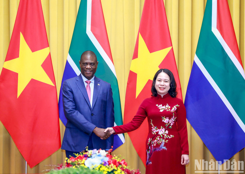Vice President Vo Thi Anh Xuan and South African Vice President Paul Mashatile hold talks. Vice President Vo Thi Anh Xuan and South African Vice President Paul Mashatile hold talks.