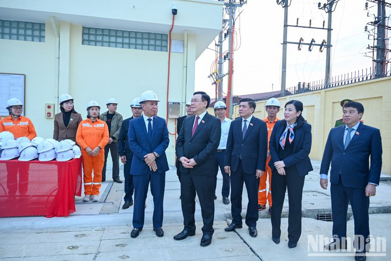 National Assembly Chairman Vuong Dinh Hue is briefed on the 110kV Dinh Hoa Substation. National Assembly Chairman Vuong Dinh Hue is briefed on the 110kV Dinh Hoa Substation.