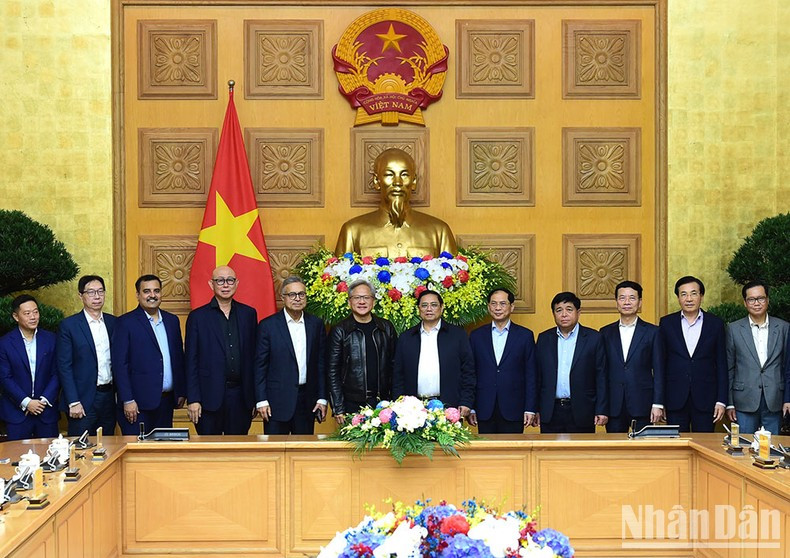 Prime Minister Pham Minh Chinh, Nvidia President and CEO Jensen Huang and members of the Nvidia delegation.