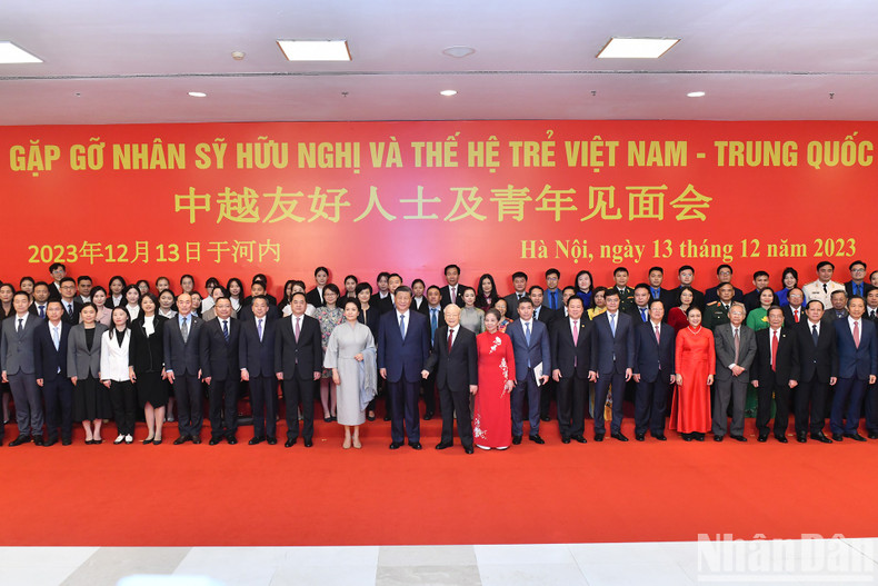 General Secretary Nguyen Phu Trong and his spouse, Chinese General Secretary and President Xi Jinping and his spouse, and delegates at the event.