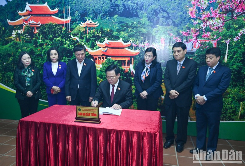 National Assembly Chairman Vuong Dinh Hue inscribes his feelings when visiting ATK Dinh Hoa, a former revolutionary base. National Assembly Chairman Vuong Dinh Hue inscribes his feelings when visiting ATK Dinh Hoa, a former revolutionary base.