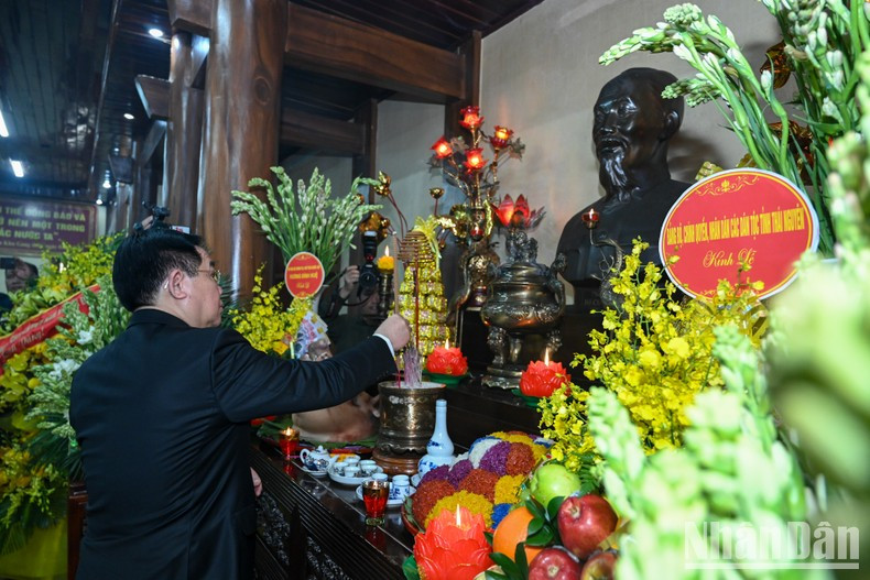 National Assembly Chairman Vuong Dinh Hue offers incense to President Ho Chi Minh. National Assembly Chairman Vuong Dinh Hue offers incense to President Ho Chi Minh.