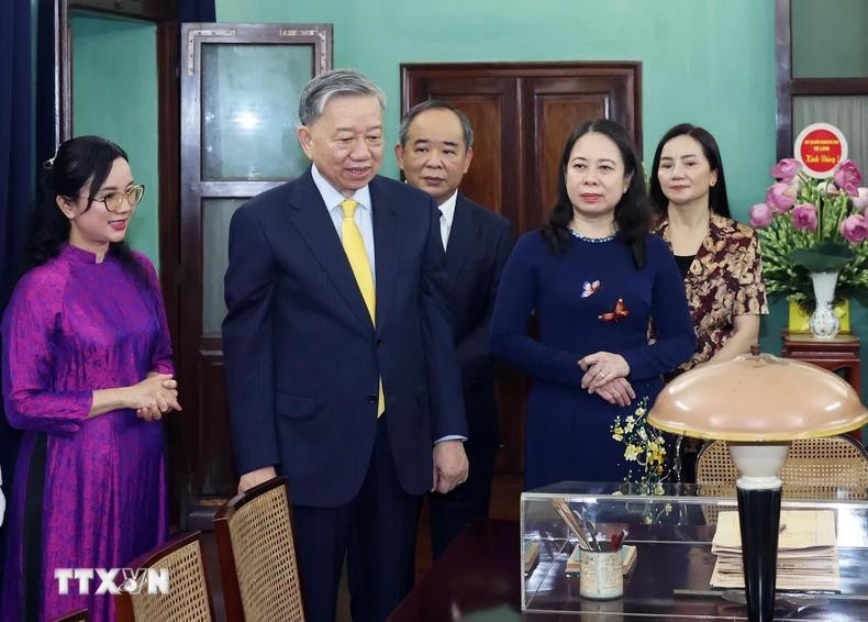 President To Lam talks with the staff of the President Ho Chi Minh Relic Site.
