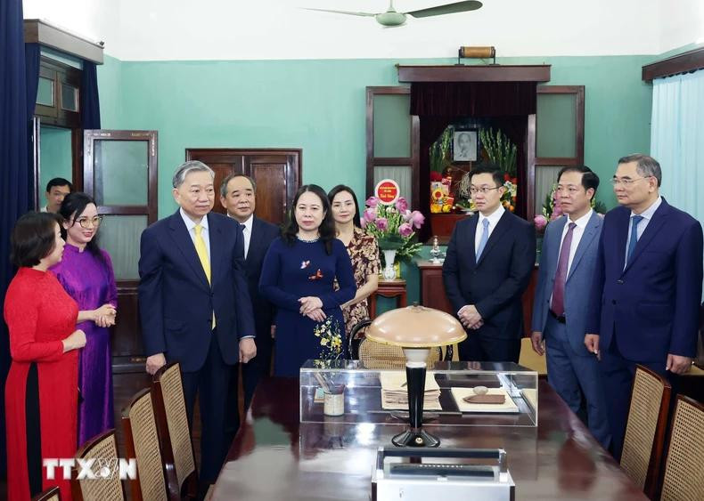 President To Lam talks with the staff of the President Ho Chi Minh Relic Site.