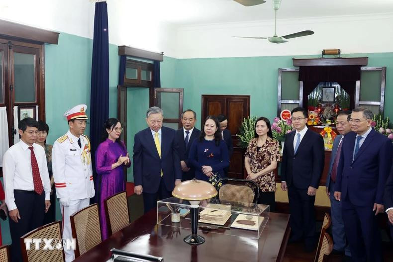 President To Lam talks with the staff of the President Ho Chi Minh Relic Site.
