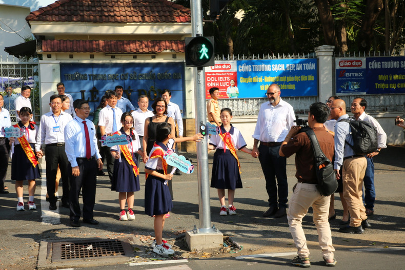 Students use pedestrian traffic lights.