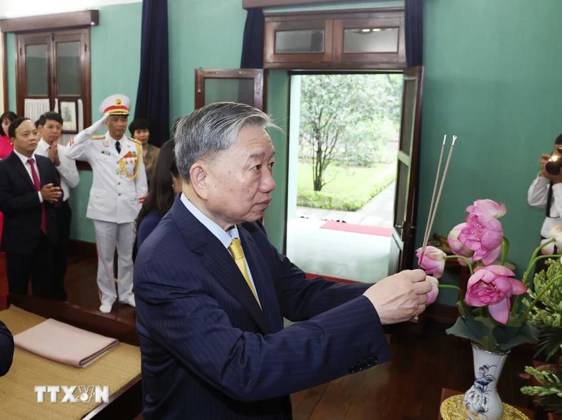 President To Lam offers incense to President Ho Chi Minh at House 67.