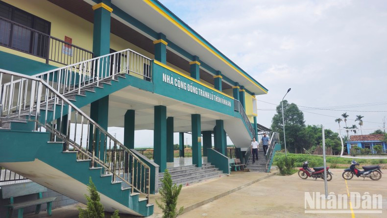 The staircase to the second floor features stainless steel handrails. The staircase to the second floor features stainless steel handrails.
