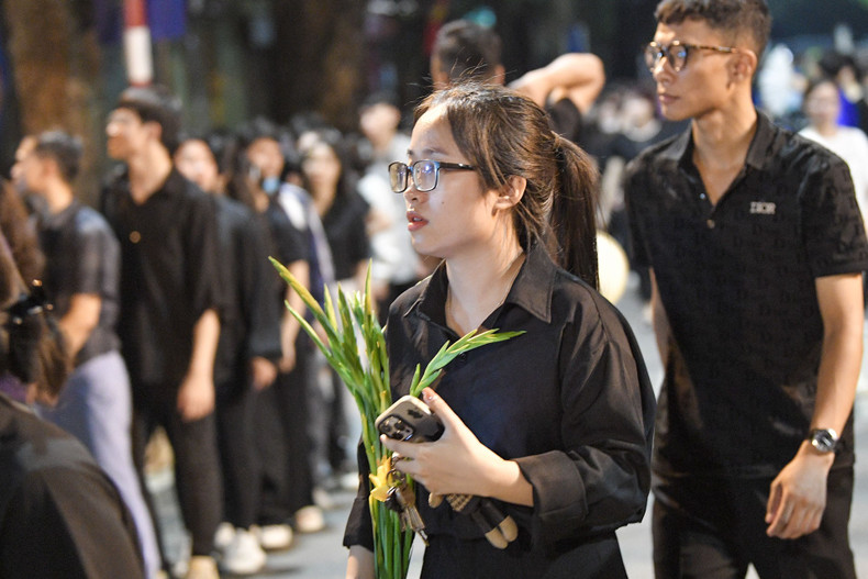 Others carried lotus and chrysanthemum flowers to offer to General Secretary Nguyen Phu Trong. Others carried lotus and chrysanthemum flowers to offer to General Secretary Nguyen Phu Trong.