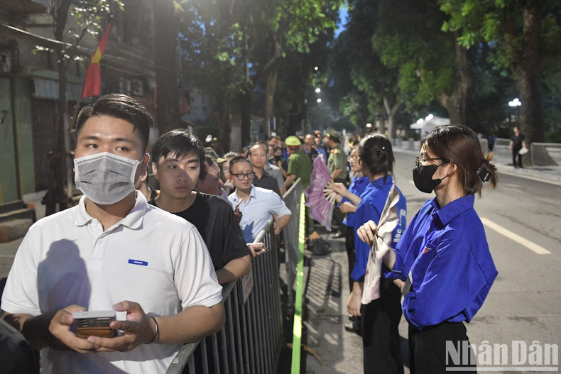 Volunteers stood ready to assist people waiting to pay respects to General Secretary Nguyen Phu Trong. Volunteers stood ready to assist people waiting to pay respects to General Secretary Nguyen Phu Trong.