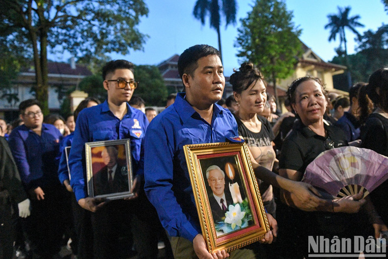 Many carried portraits of General Secretary Nguyen Phu Trong. Many carried portraits of General Secretary Nguyen Phu Trong.