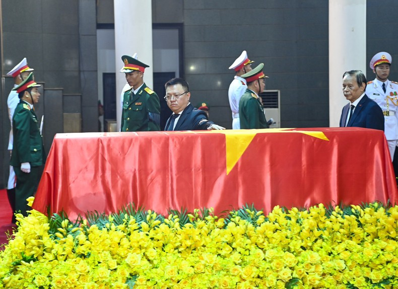 The Nhan Dan delegation walks around the coffin of General Secretary Nguyen Phu Trong.