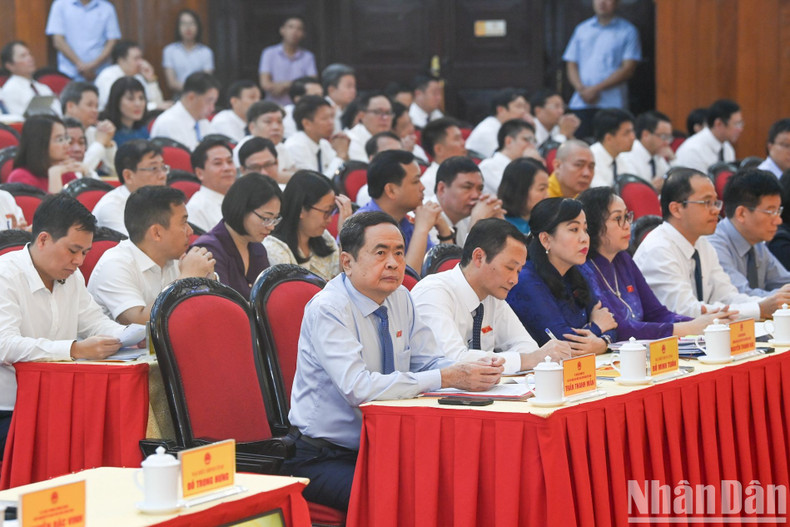 National Assembly Chairman Tran Thanh Man and delegates at the meeting.