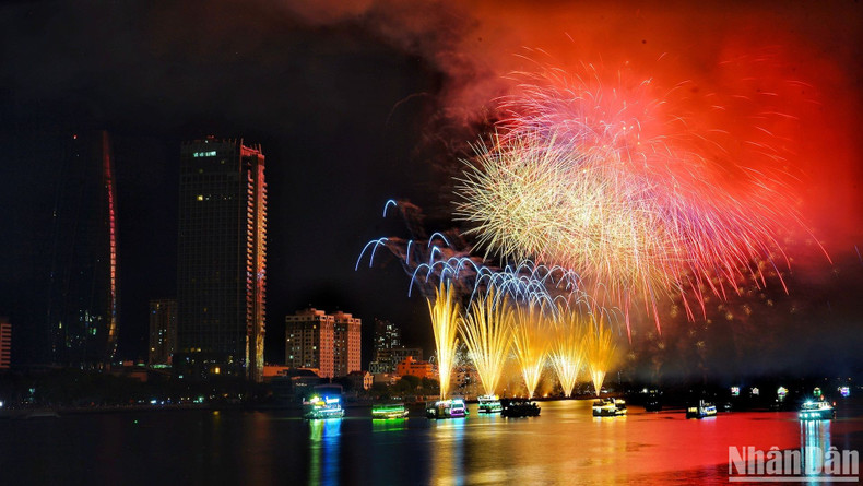 A dazzling pyrotechnic show by the Chinese team.