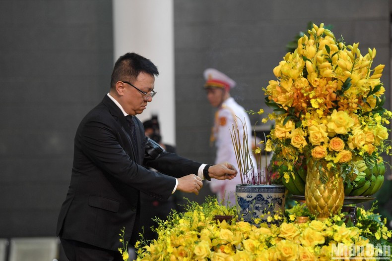 Nhan Dan’s Editor-in-chief Le Quoc Minh offers incense to General Secretary Nguyen Phu Trong.