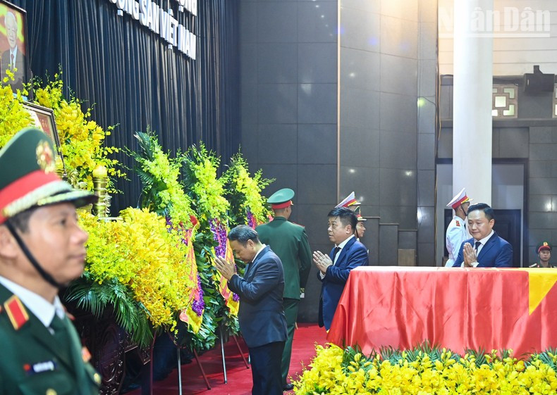 Members of the Nhan Dan delegation pay their last respects to General Secretary Nguyen Phu Trong.