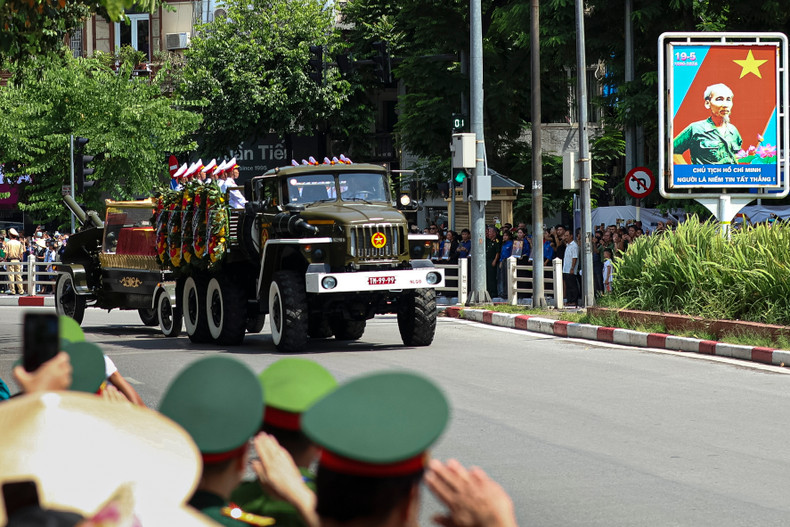 The hearse moves past Dien Bien Phu Street. The hearse moves past Dien Bien Phu Street.
