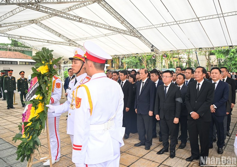 The Nhan Dan delegation waits to pay their respects to General Secretary Nguyen Phu Trong.