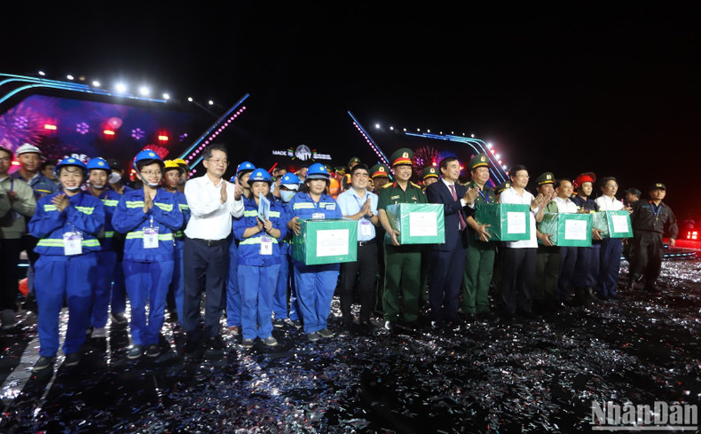 Da Nang leaders inquire after the forces on duty during the festival.