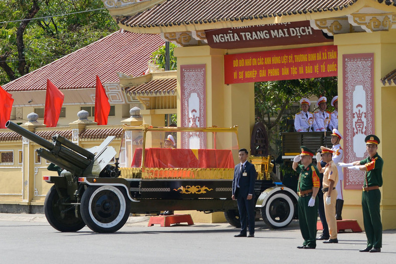 The convoy enters Mai Dich Cemetery, the resting place of General Secretary Nguyen Phu Trong. The convoy enters Mai Dich Cemetery, the resting place of General Secretary Nguyen Phu Trong.