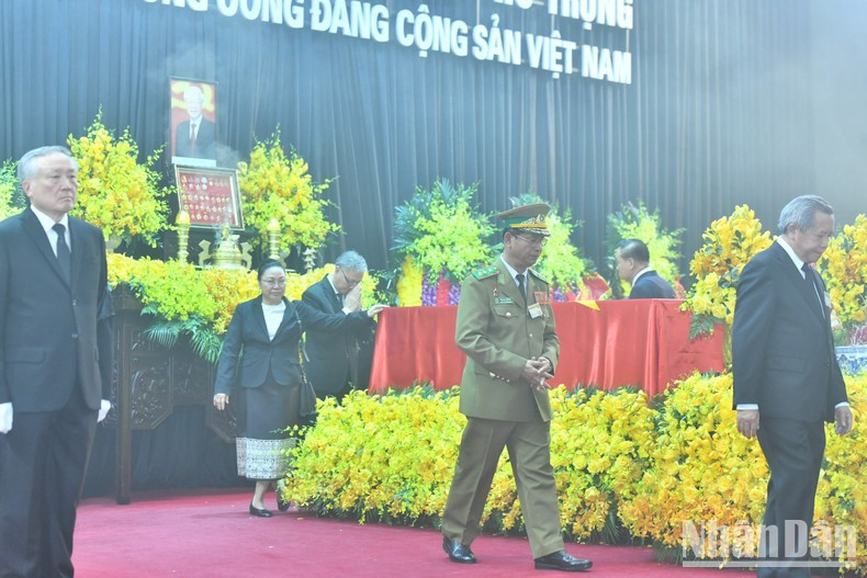 Foreign delegates walk around the coffin to pay their final respects to General Secretary Nguyen Phu Trong. Foreign delegates walk around the coffin to pay their final respects to General Secretary Nguyen Phu Trong.